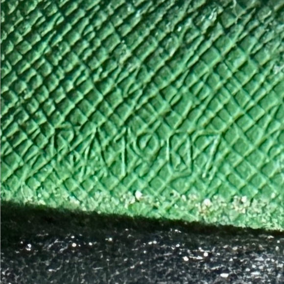 AUTHENTIC Louis Vuitton key holder. Green. - Picture 14 of 15